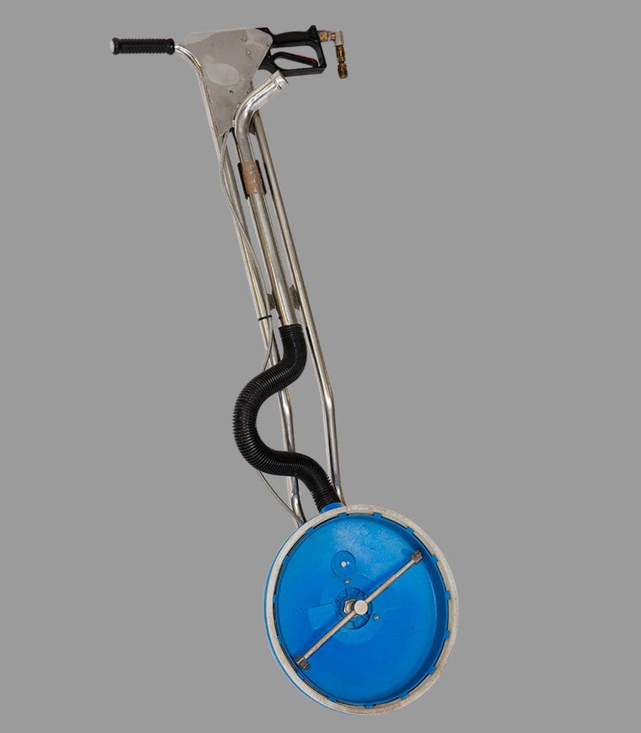 15 Zoll Turbo Bodenwäscher mit Edelstahlgestänge und blauer Reinigungshaube.
