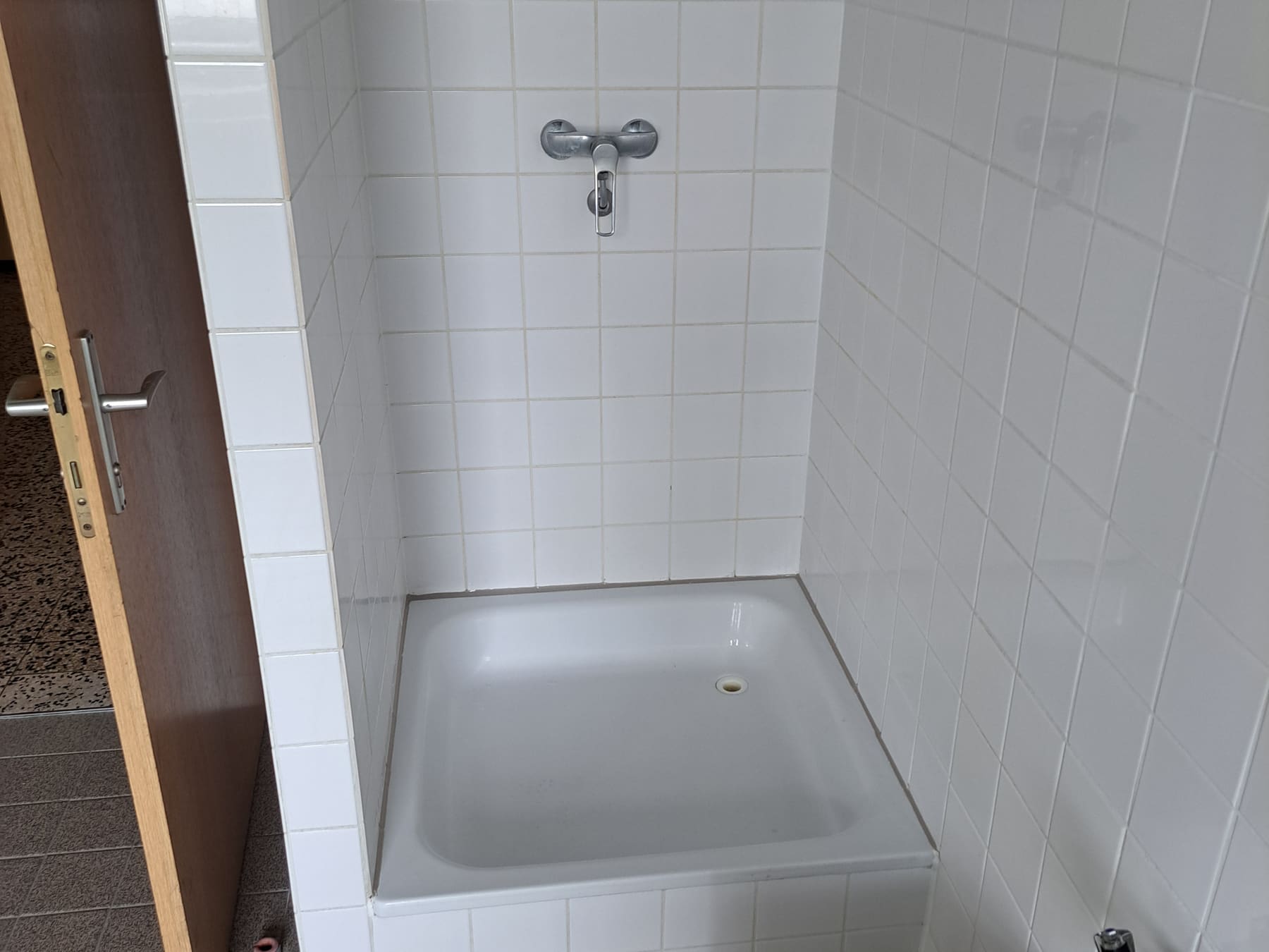 Derselbe Duschbereich nach der Behandlung, mit sauberen Fugen und erneuertem Silikon.