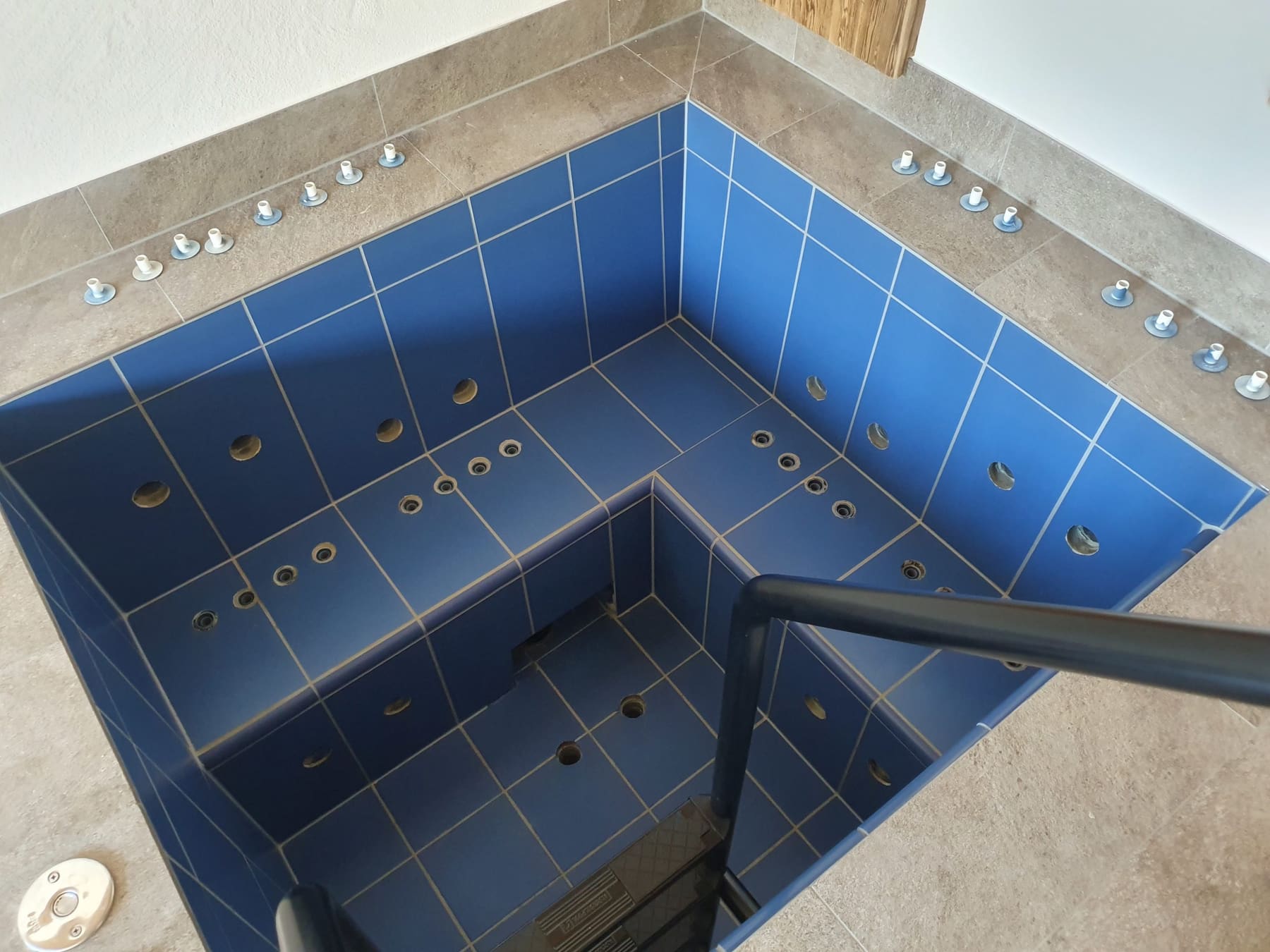 Gefliestes Whirlpoolbecken nach der Entfernung des Epoxidschleiers, Fliesen wieder klar.