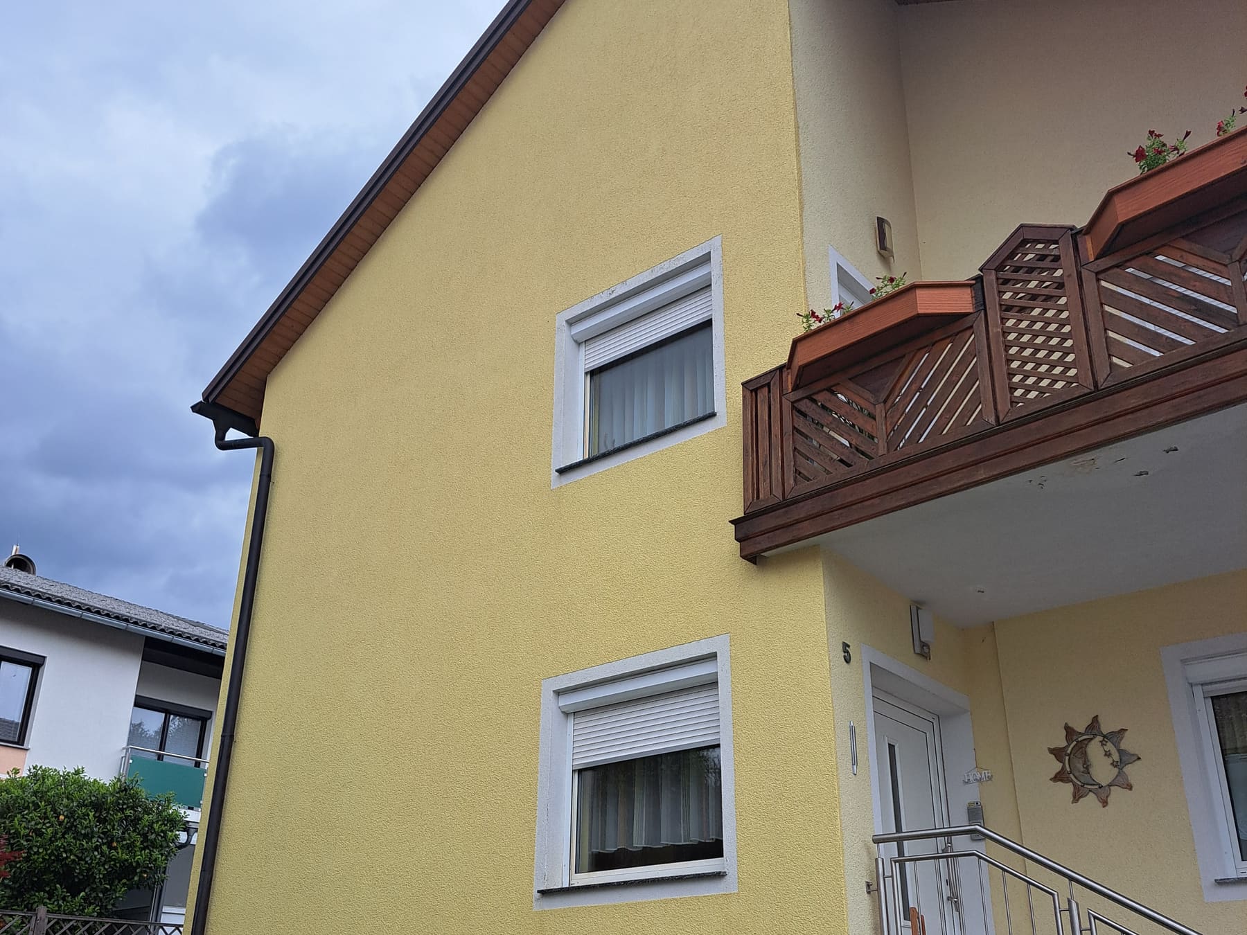 Dieselbe verputzte Giebelfassade nach der Reinigung, mit wieder klarem gelbem Farbton.