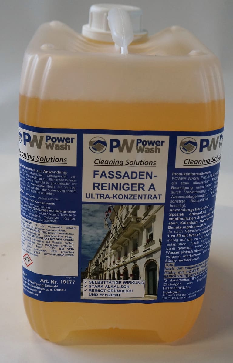Kanister Power Wash Fassaden-Reiniger A Ultra-Konzentrat mit gelber Flüssigkeit vor hellem Studiohintergrund.