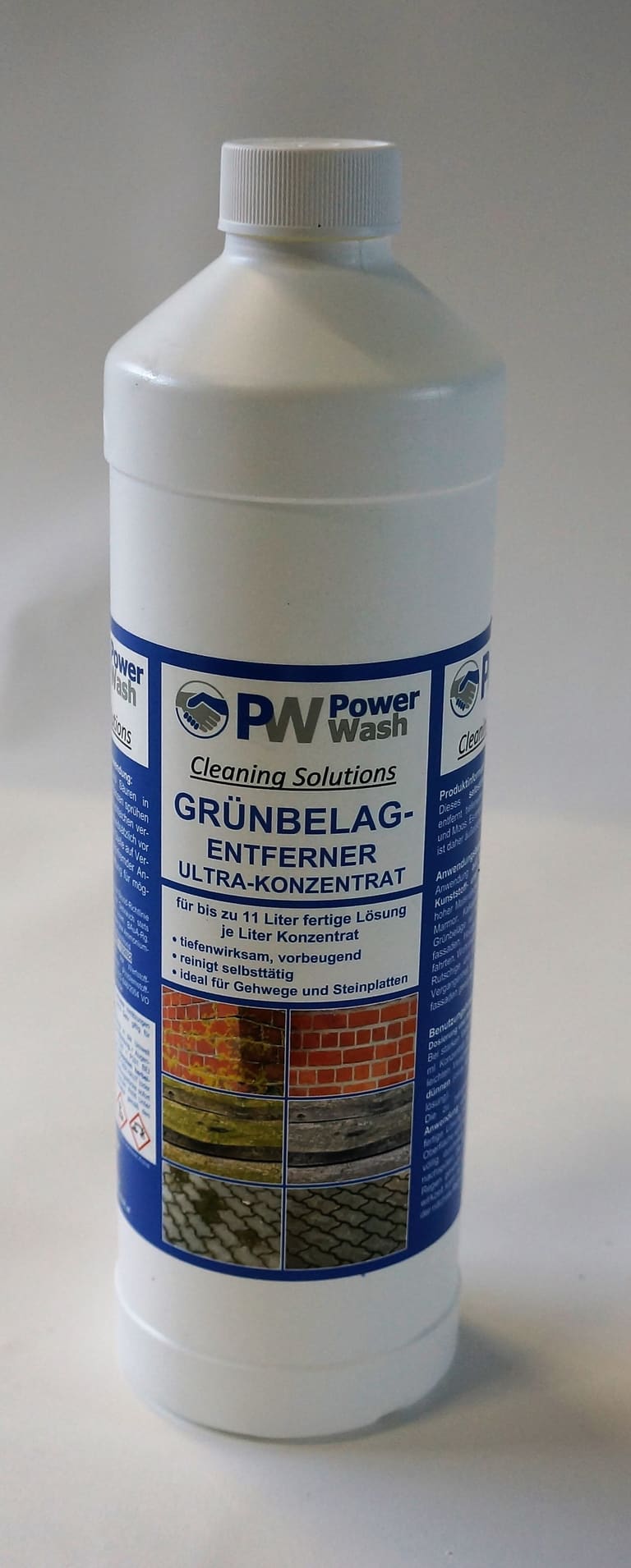 Weiße Kunststoffflasche Power Wash Grünbelag-Entferner Ultra-Konzentrat vor hellem Studiohintergrund; das Etikett nennt „reinigt selbsttätig“.