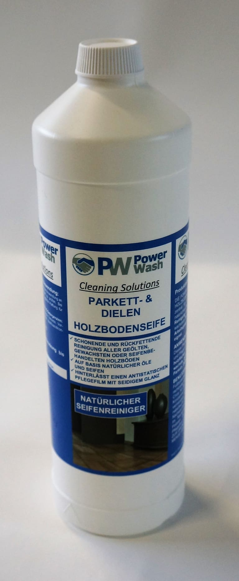 Weiße Kunststoffflasche Power Wash Parkett- und Dielen Holzbodenseife vor hellem Studiohintergrund.