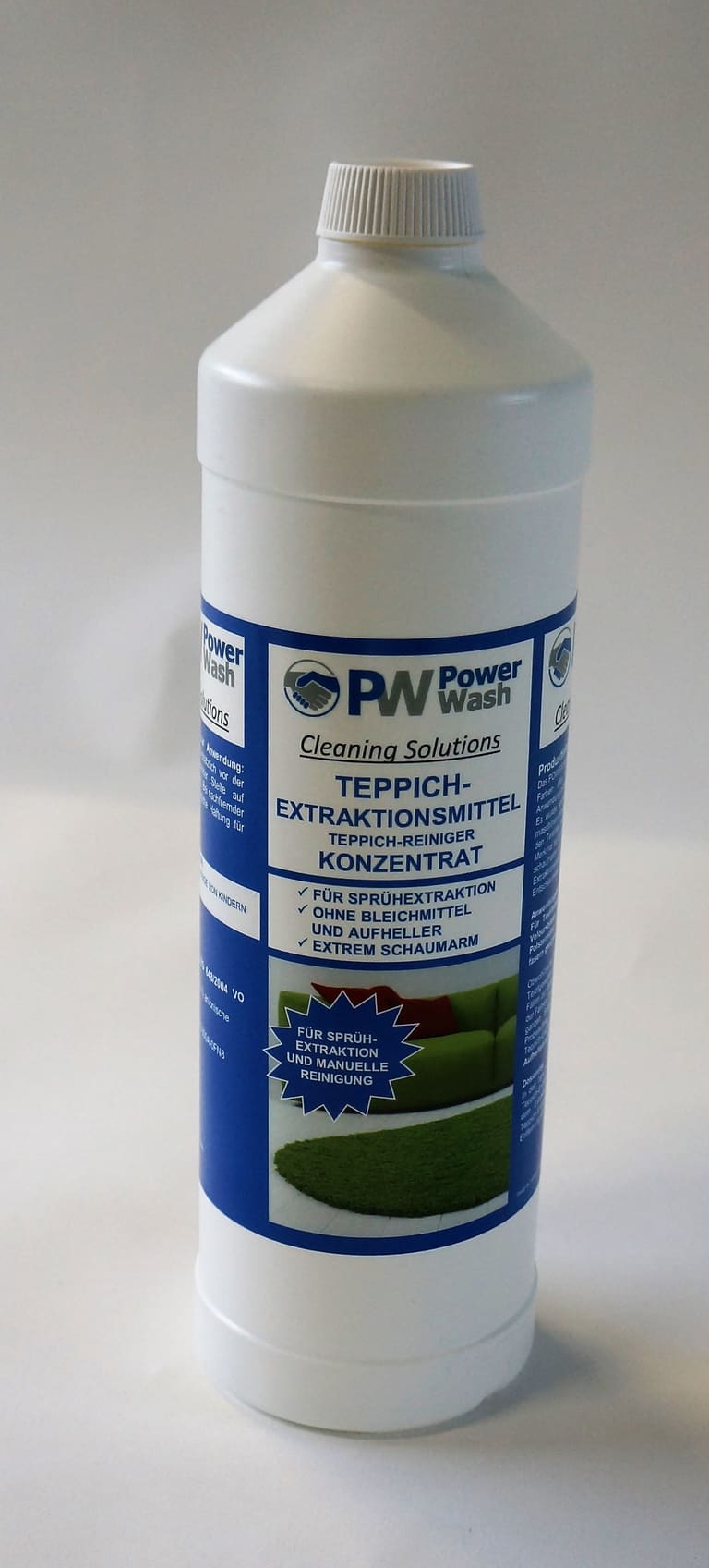 Weiße Kunststoffflasche Power Wash Teppich-Extraktionsmittel Konzentrat vor hellem Studiohintergrund.