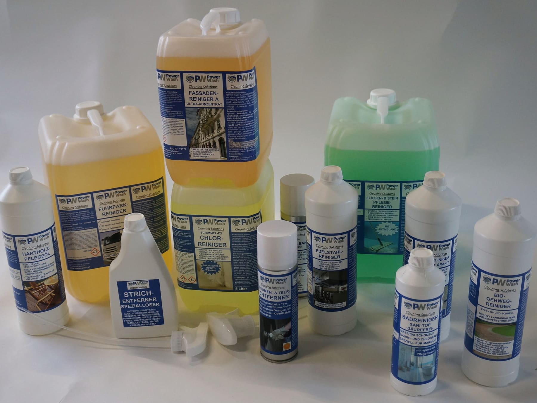 Sortiment der Power Wash Cleaning Solutions Reinigungsprodukte in Kanistern, Flaschen und Sprühdosen.