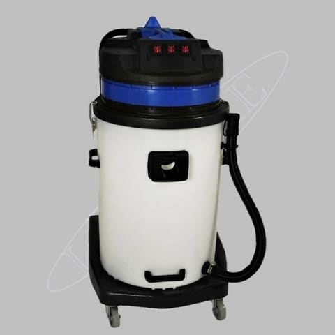 Pumpsauger mit weißem Kunststofftank, schwarzem Motorkopf, Saugschlauch und Fahrgestell mit Rollen vor grauem Hintergrund.